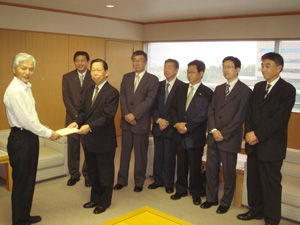 砂川帯広市長へ提言書を提出する渡辺純夫会長と中小企業振興協議会メンバー