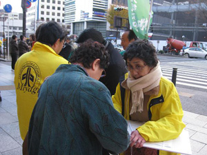 12月6日、青葉区中央通で街頭署名―全県で20265筆もの署名が集まった